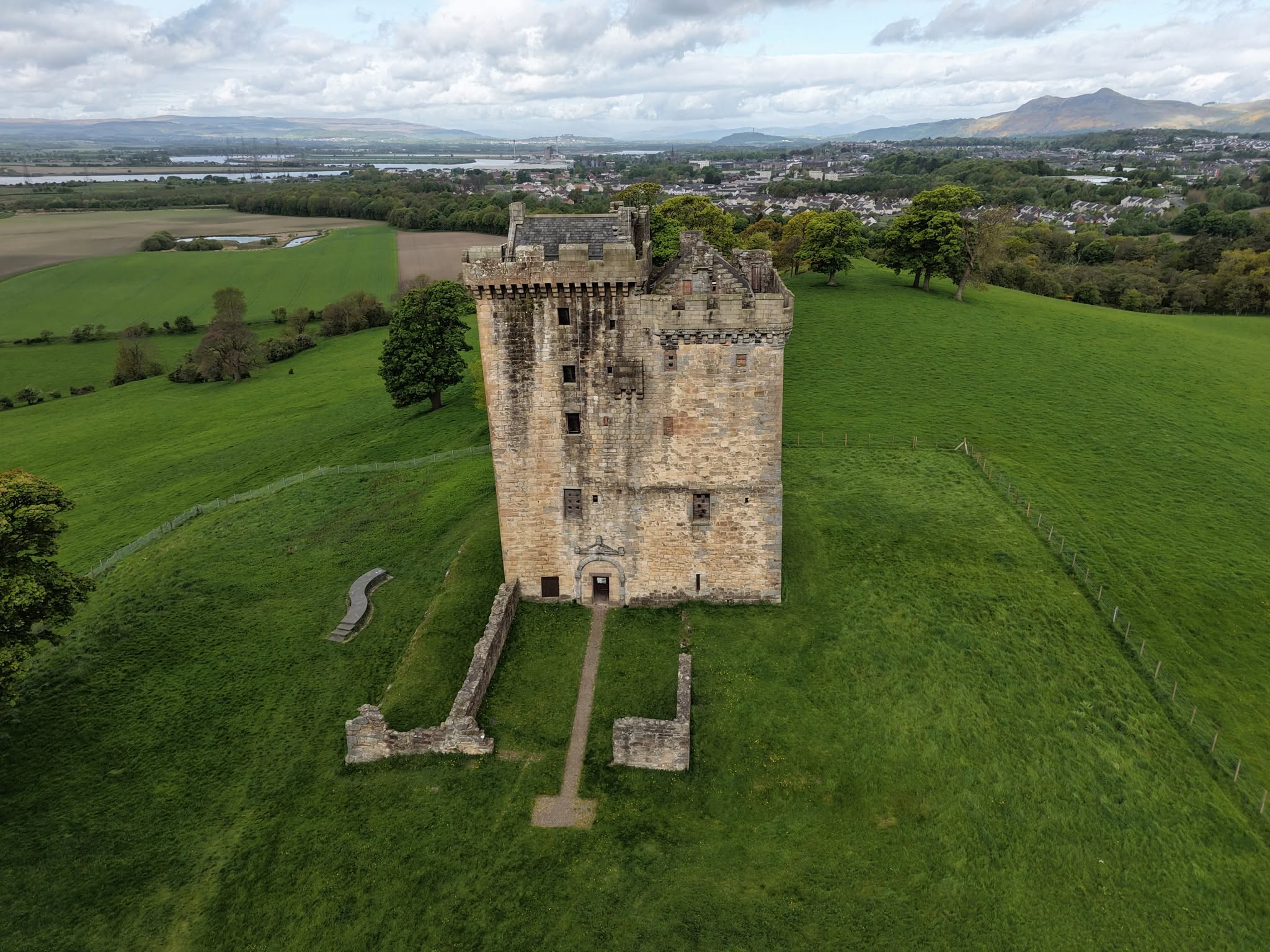 Clackmannan Tower on its hilltop setting
